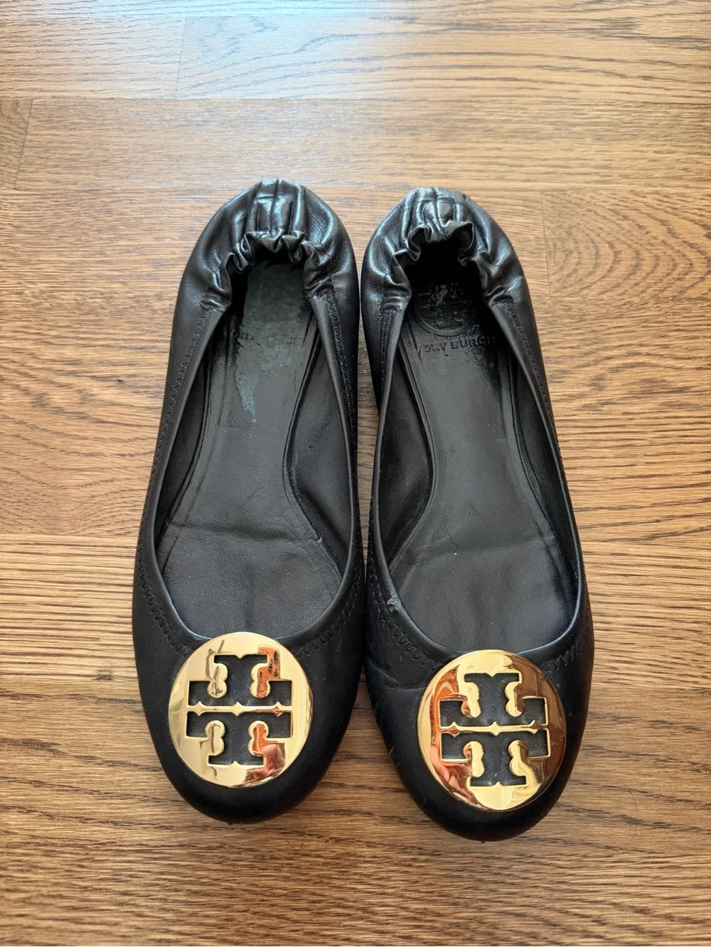 Tory Burch Black Leather Ballet Flats with Gold Logo Medallion 7.5 Shors